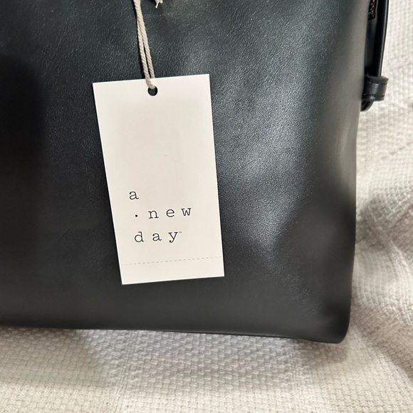 A New Day Black Shoulder Bag with Structured Design - Picture 6 of 12